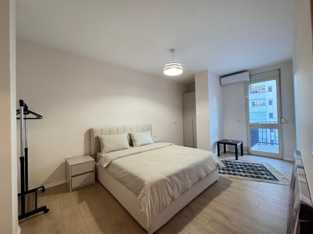 Jepet me qera apartamenti 1+1 te Rruga Kavajes