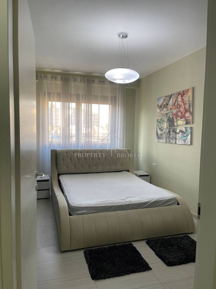Jepet me qera apartament 1+1 tek Stadiumi Dinamo!