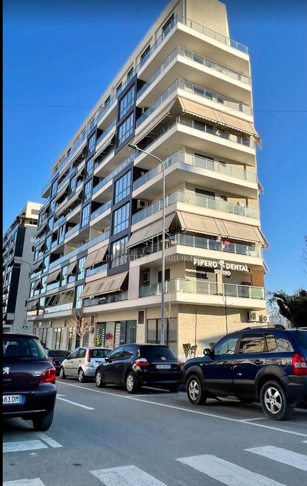 Jepet me qera apartament 2+1 nderjmet Fushes se Aviacionit dhe Rruges Ndre Mjeda!