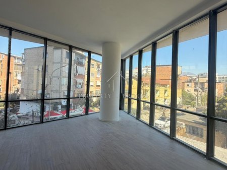 Jepet njesi sherbimi me qera (179m2) tek Golden Tower, Rr Mine Peza!