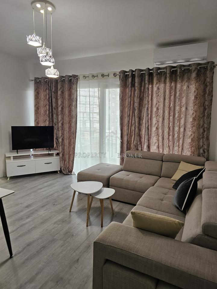 Jepet me qera apartament 2+1  tek Rruga Ferit Xhajko,5 Maj!