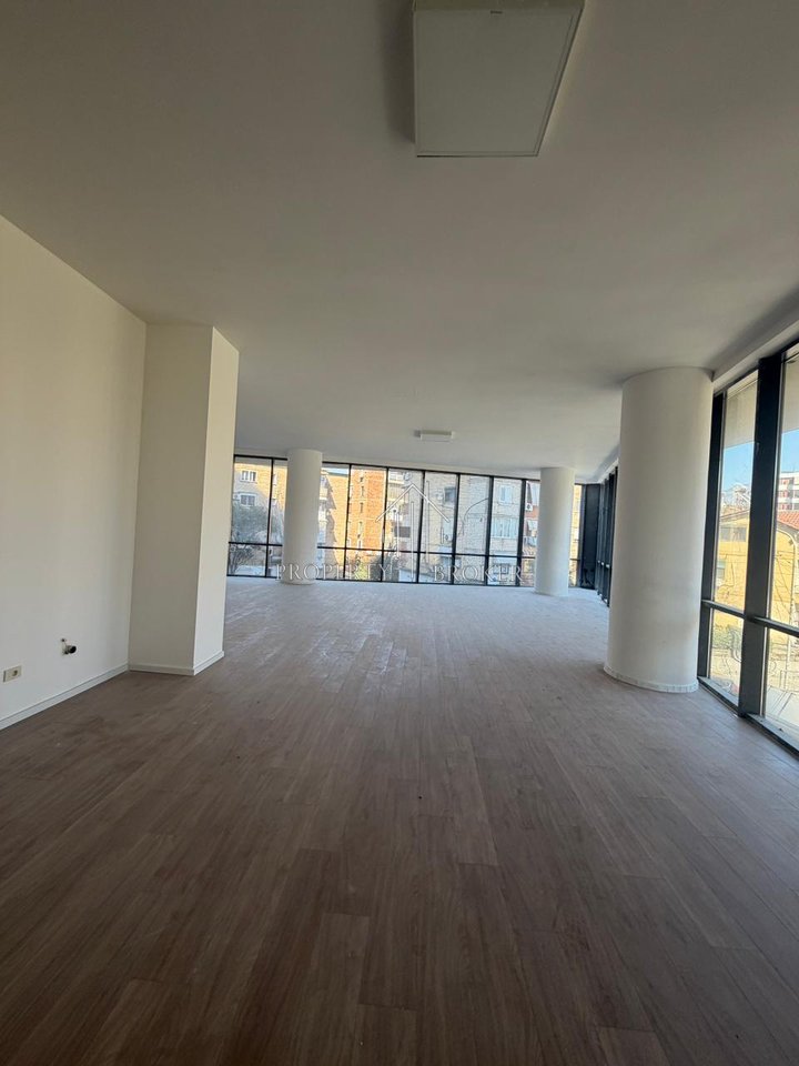 Jepet njesi sherbimi me qera (179m2) tek Golden Tower, Rr Mine Peza!