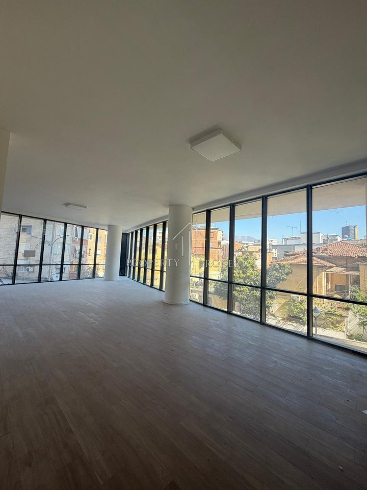 Jepet njesi sherbimi me qera (179m2) tek Golden Tower, Rr Mine Peza!