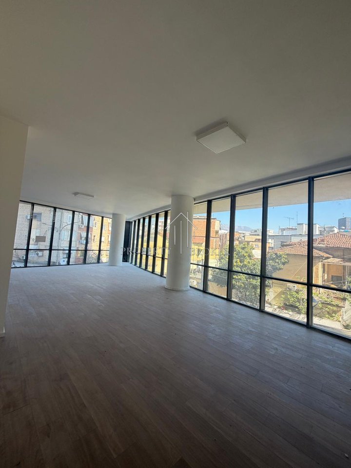 Jepet njesi sherbimi me qera (179m2) tek Golden Tower, Rr Mine Peza!