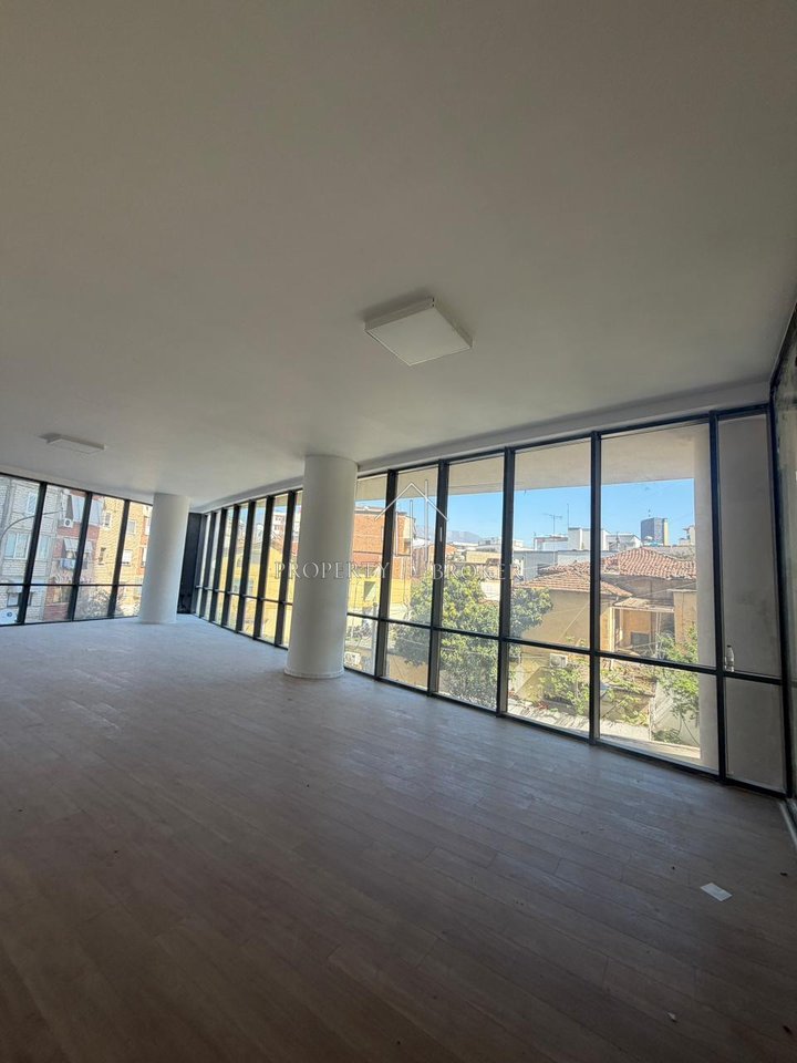 Jepet njesi sherbimi me qera (179m2) tek Golden Tower, Rr Mine Peza!