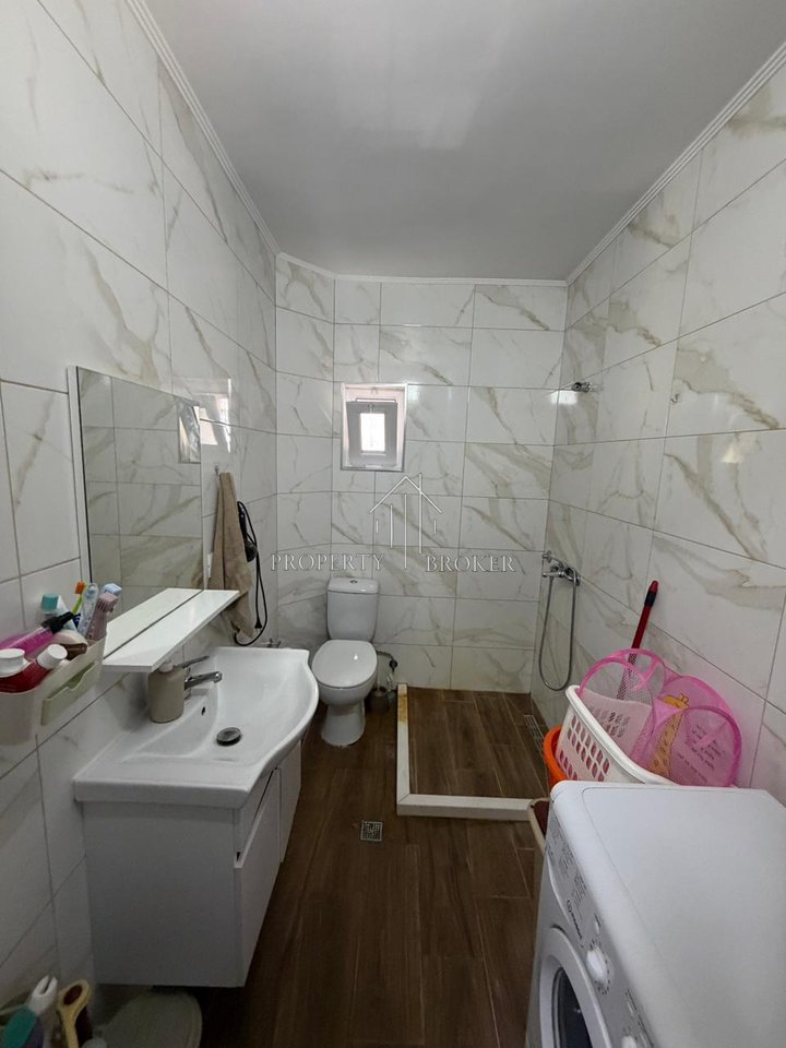 Shitet apartament 1+1+ambjent gatimi ne Laprake!