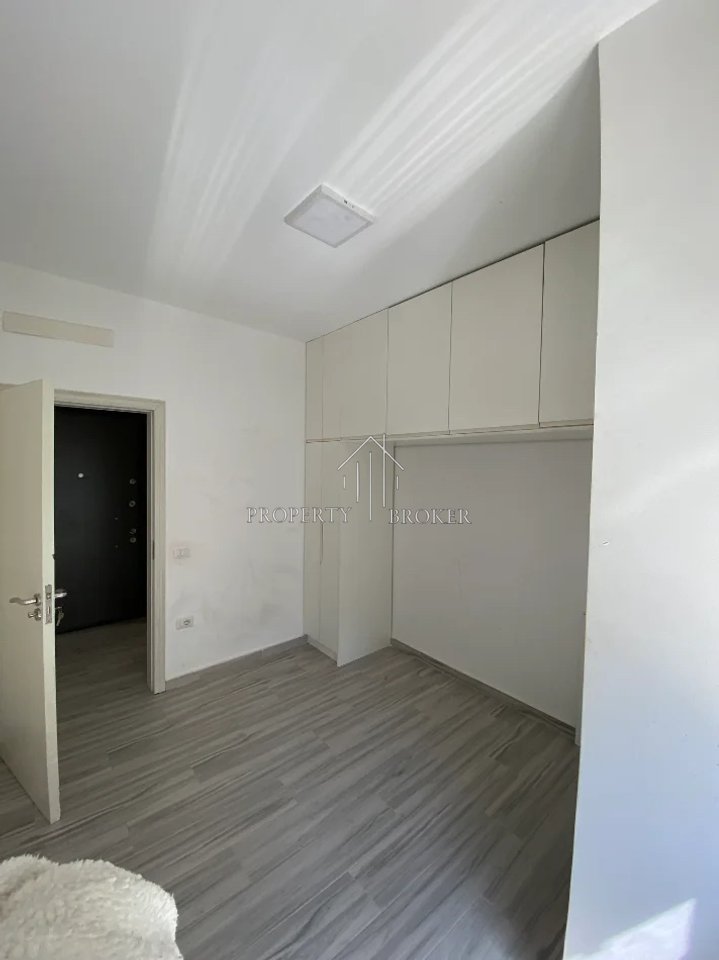 1+1 apartment for rent (unfurnished) on 5 Maj Street!