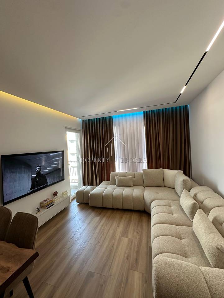 Shitet apartament 2+1 plotesisht i mobiluar tek Univers City!