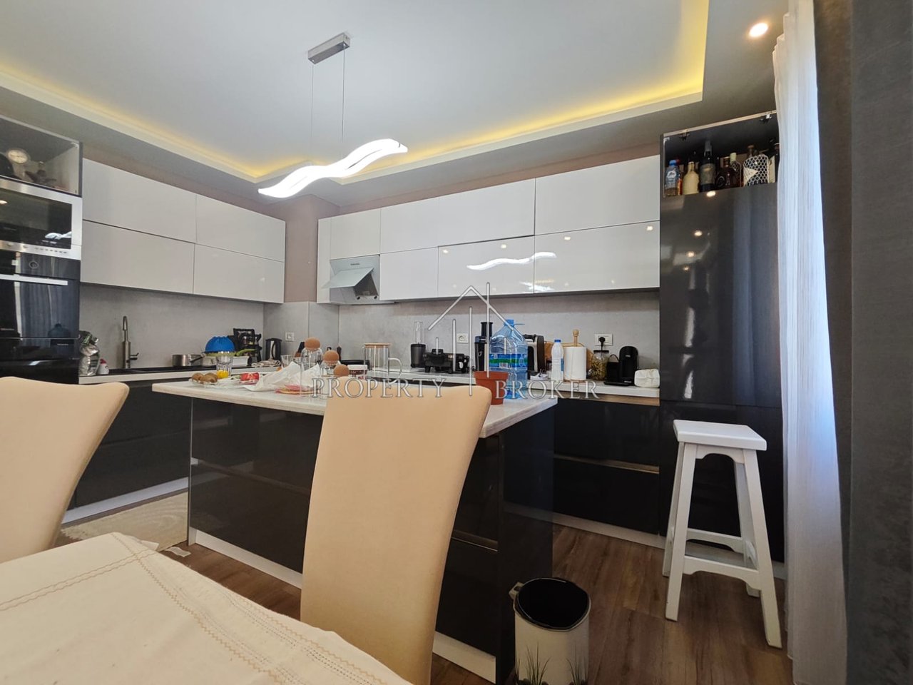 Shitet apartament 3+1+2 plotesisht i mobiluar Rruga Muhamet Deliu  Fresk!