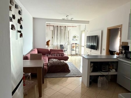 Jepet me qera apartament 1+1 mbikalimi i Komunes se Parisit!