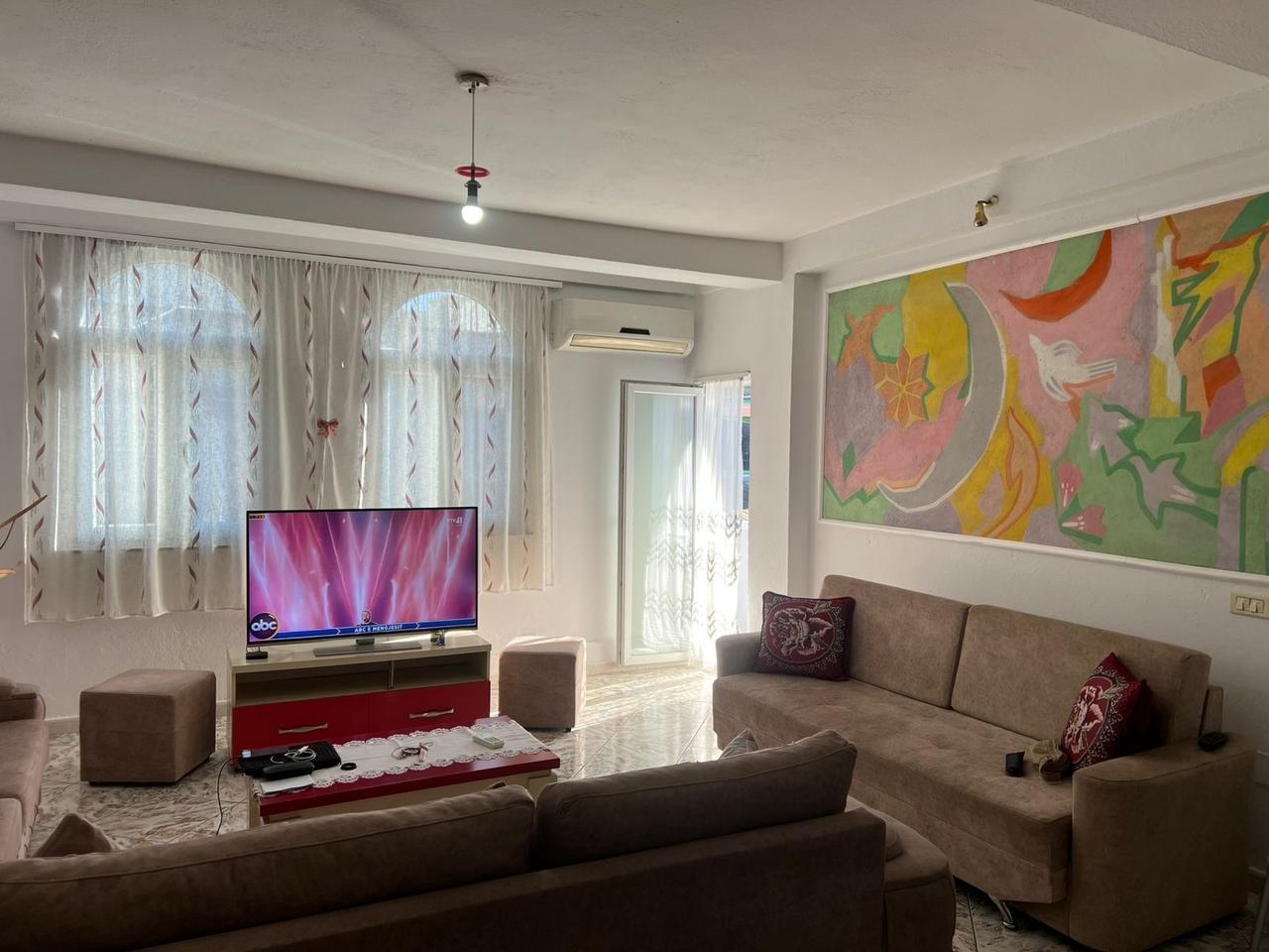 Jepet me qera hyrje private 2+1+2 te Rruga Asim Voskshi