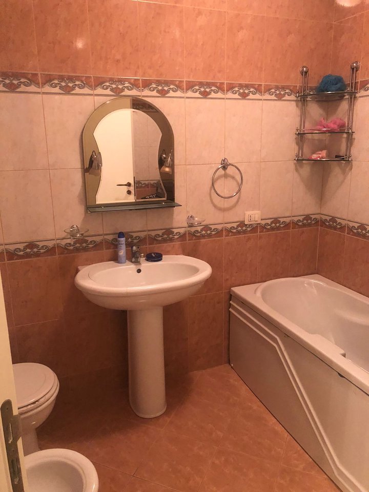 Shitet apartament  2+1+2+depo tek Kompleksi Usluga, Perballe Spakut!