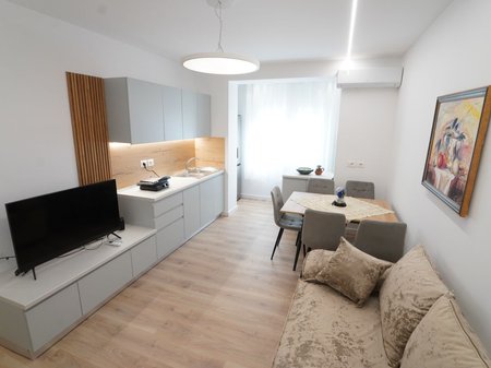 Jepet me qera apartament 1+1 Rruga Ferit Xhajko!