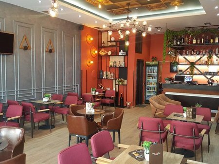 Shitet ambjent biznesi ne Rrugen Shefqet Kuka,Fresk!
Nje opsion shume i mire per aktivitete te ndryshme biznesi,aktualisht bar-kafe.