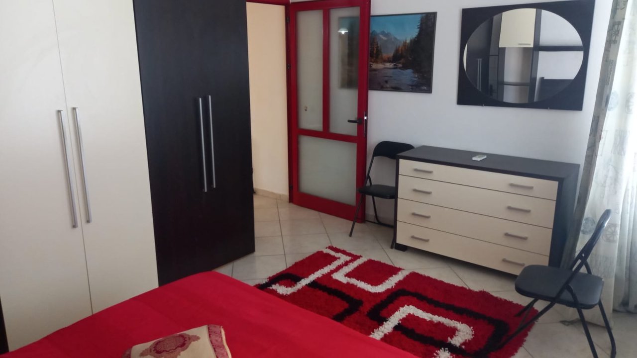 Si affitta appartamento 1+1 a Komuna e Parisit.