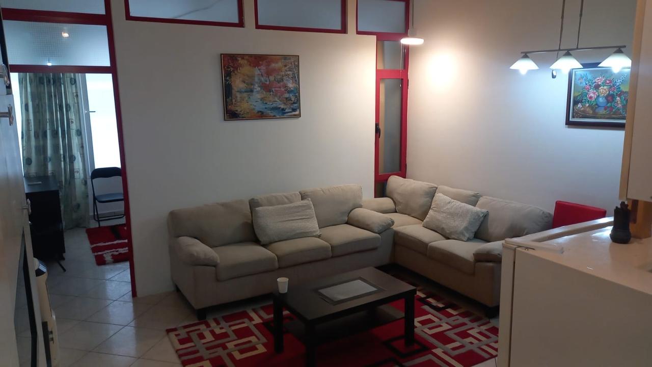 Si affitta appartamento 1+1 a Komuna e Parisit.