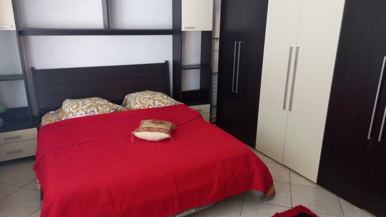 Si affitta appartamento 1+1 a Komuna e Parisit.