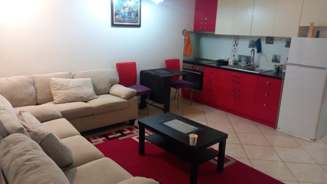 Si affitta appartamento 1+1 a Komuna e Parisit.