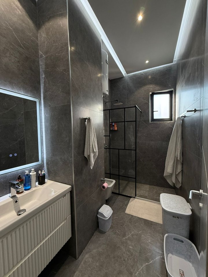 🏠Vendesi appartamento 2+1+2wc+veranda a Qesarake, Fresk!