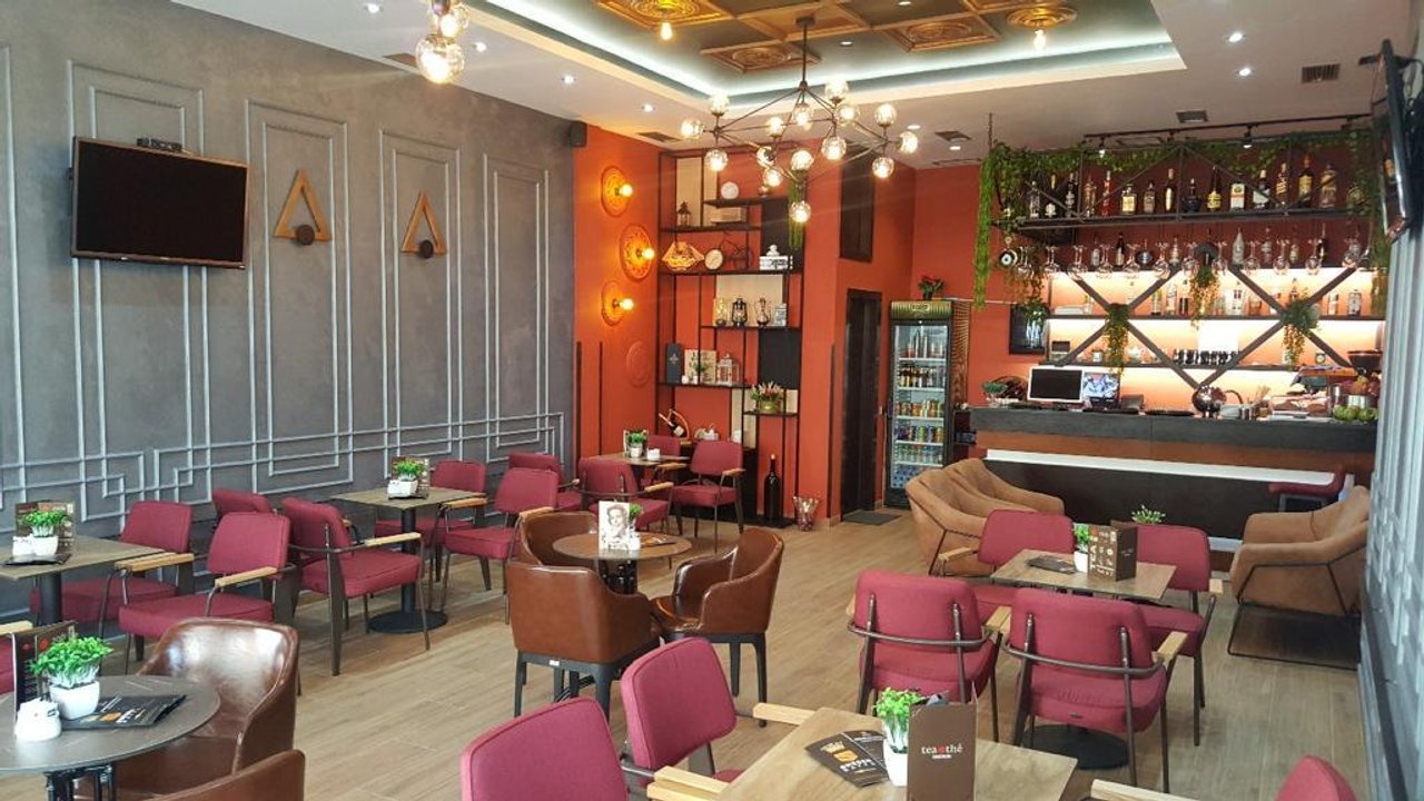 Shitet ambjent biznesi ne Rrugen Shefqet Kuka,Fresk!
Nje opsion shume i mire per aktivitete te ndryshme biznesi,aktualisht bar-kafe.