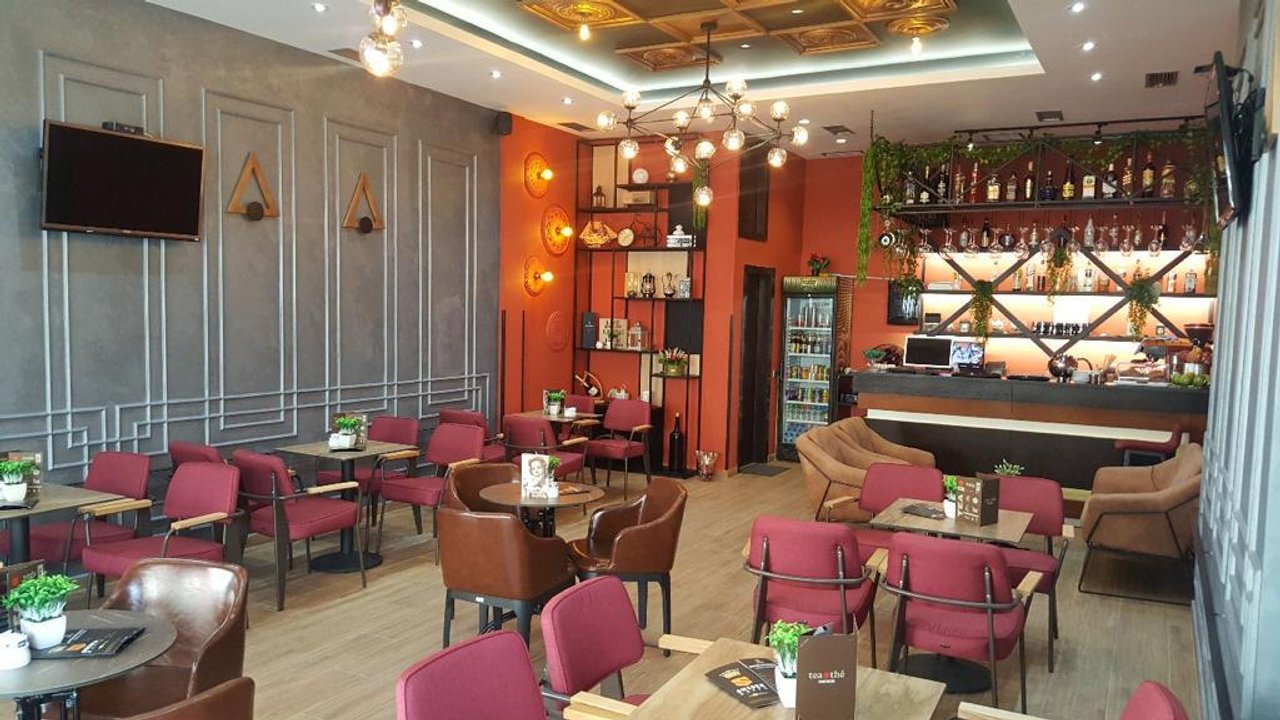 Shitet ambjent biznesi ne Rrugen Shefqet Kuka,Fresk!
Nje opsion shume i mire per aktivitete te ndryshme biznesi,aktualisht bar-kafe.