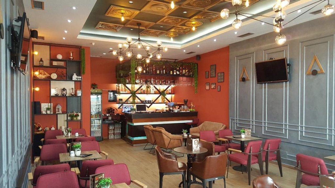 Shitet ambjent biznesi ne Rrugen Shefqet Kuka,Fresk!
Nje opsion shume i mire per aktivitete te ndryshme biznesi,aktualisht bar-kafe.