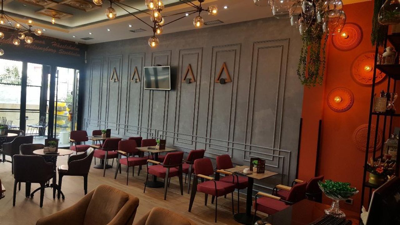 Shitet ambjent biznesi ne Rrugen Shefqet Kuka,Fresk!
Nje opsion shume i mire per aktivitete te ndryshme biznesi,aktualisht bar-kafe.