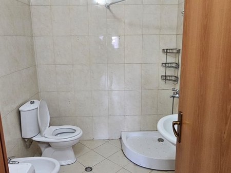 Jepet me qera apartament 1+1 me qera tek Rr Dibres (Kompleksi Halili)