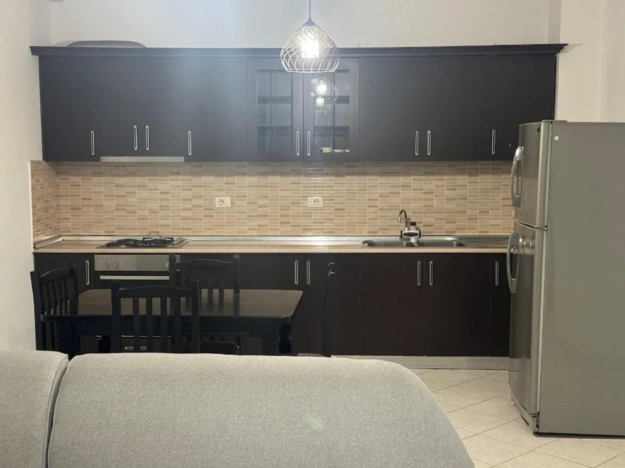 Jepet apartamenti me qera 2+1 ne Astir