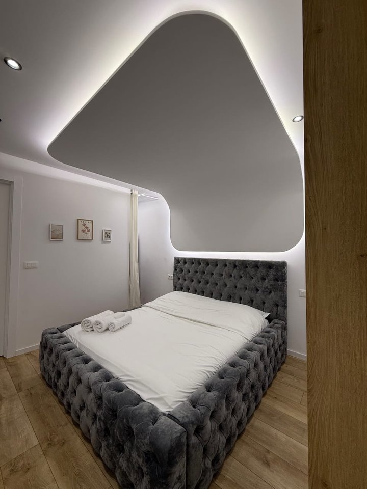 Jepet me qera garsoniere tek  kryqezimi 21 Dhjetorit!