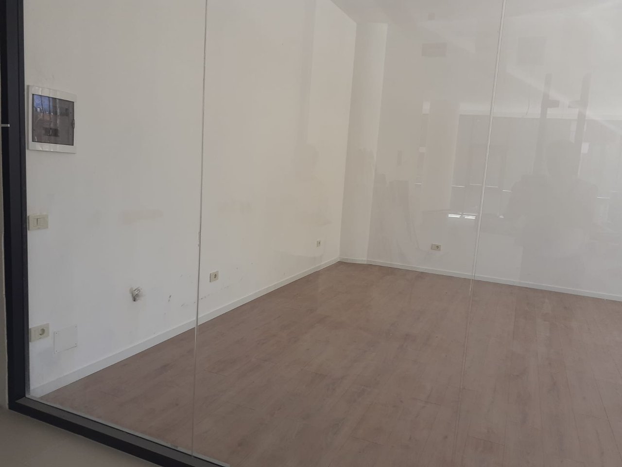 🏡 Si affitta locale commerciale presso Golden Tower, via Mine Peza!