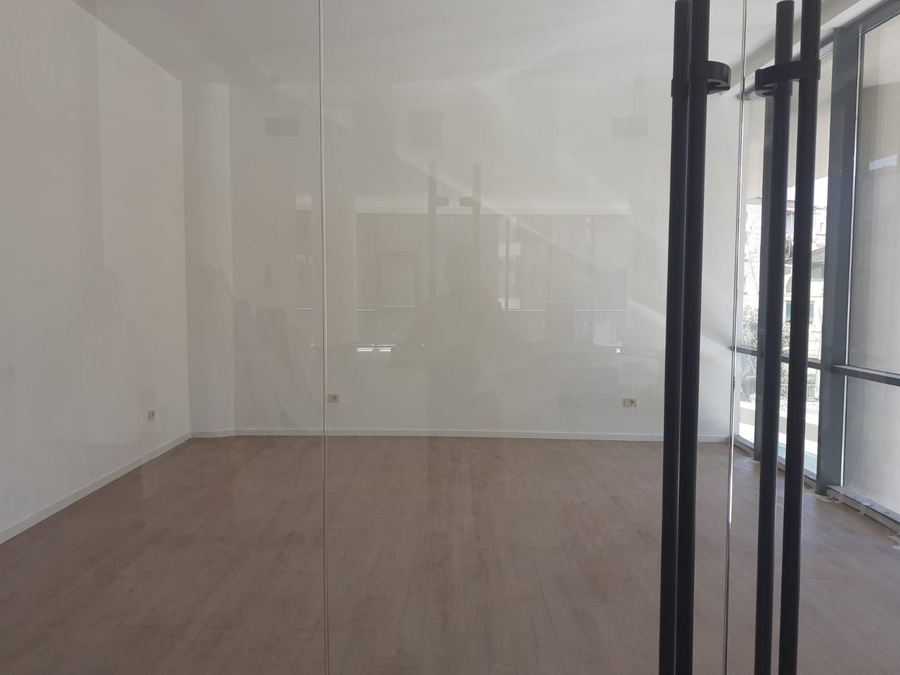 🏡 Si affitta locale commerciale presso Golden Tower, via Mine Peza!