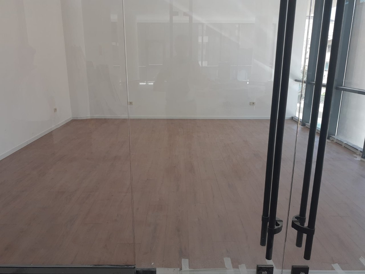 🏡 Si affitta locale commerciale presso Golden Tower, via Mine Peza!