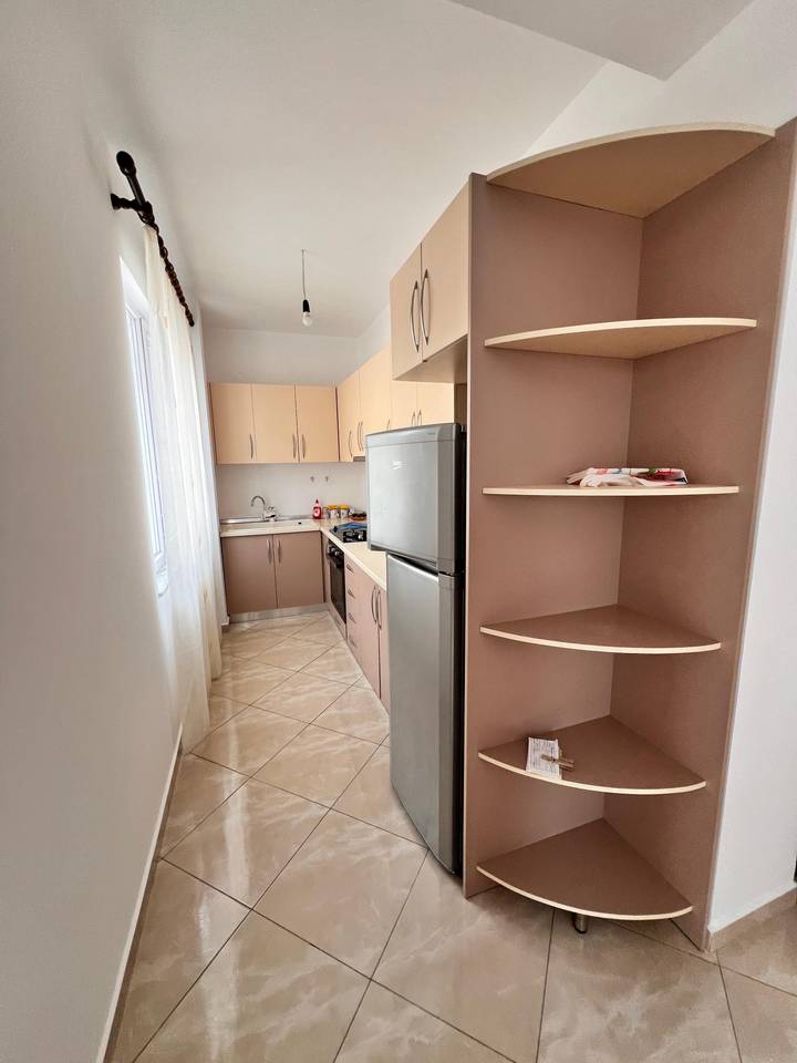 Jepet me qera apartamenti 2+1+2+Verande ne Astir