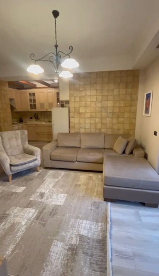 Shitet  2 apartamente  1+1&amp; garsoniere Rruga Mati Logeci!