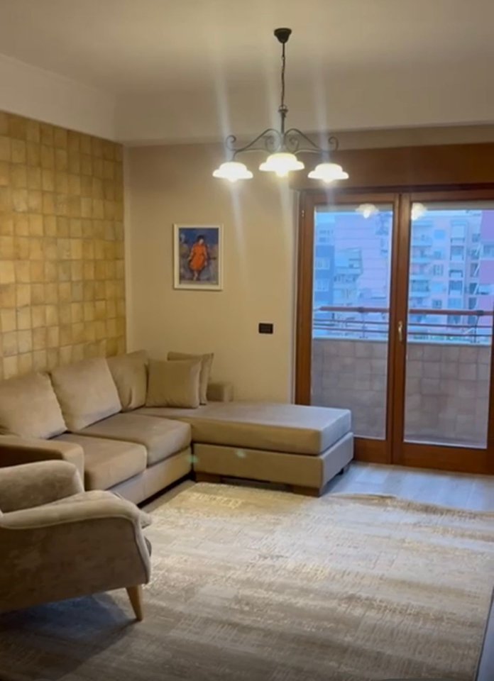 Shitet  2 apartamente  1+1&amp; garsoniere Rruga Mati Logeci!