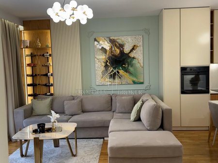 Jepet me qera apartament 1+1+ Rruga Barrikadave!