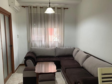 Jepet me qera apartament 1+1 tek Kryqezimi i rruges Him Kolli  dhe Myslym Shyrit!