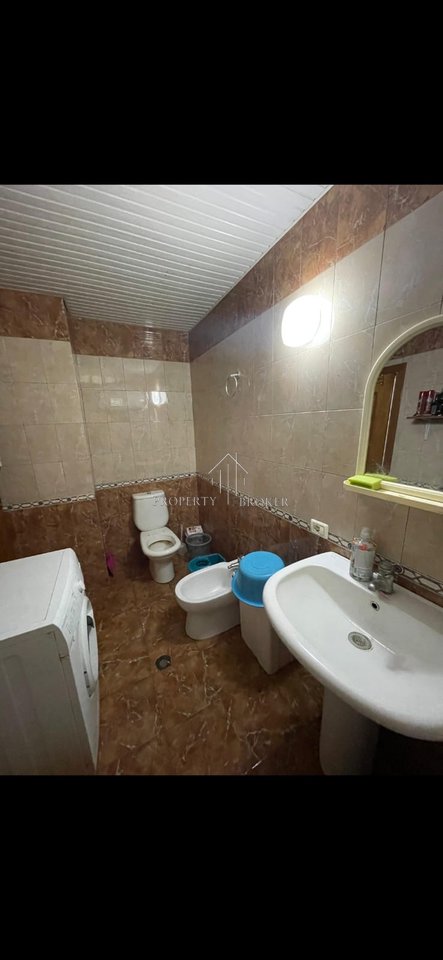 Jepet me qera apartament 1+1 tek Kryqezimi i rruges Him Kolli  dhe Myslym Shyrit!