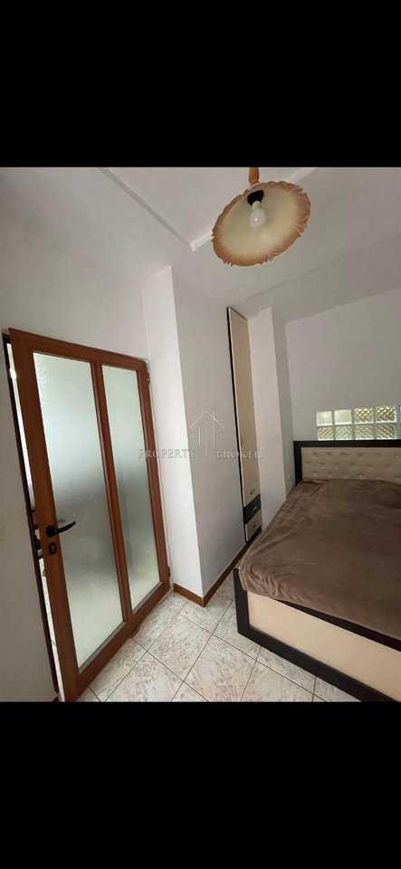 Jepet me qera apartament 1+1 tek Kryqezimi i rruges Him Kolli  dhe Myslym Shyrit!