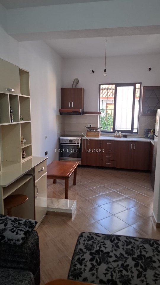 🏡Jepet Shtepi Private me qera 1+1+ verande,
Rruga Hysni Gerbolli, pas Vizion Plusit!