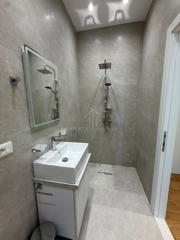 Shitet apartament 2+1 tek Pallati i Bkt , Myslym Shyri!
