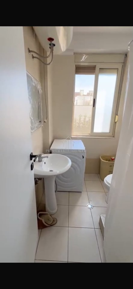 Shitet apartament 1+1 tek Rruga Viena , Golem!