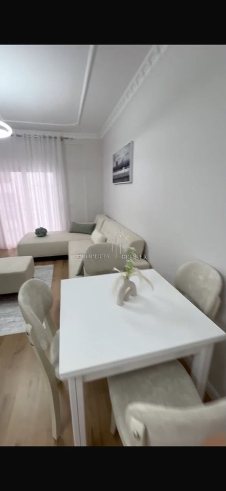Shitet apartament 1+1 tek Rruga Viena , Golem!