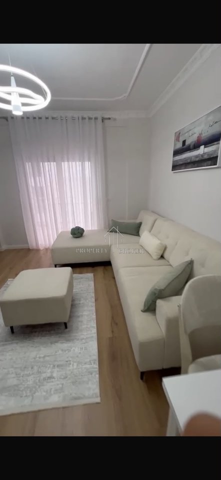 Shitet apartament 1+1 tek Rruga Viena , Golem!