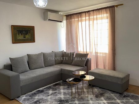 Jepet me qera apartamenti 1+1 te Rruga Bardhyl