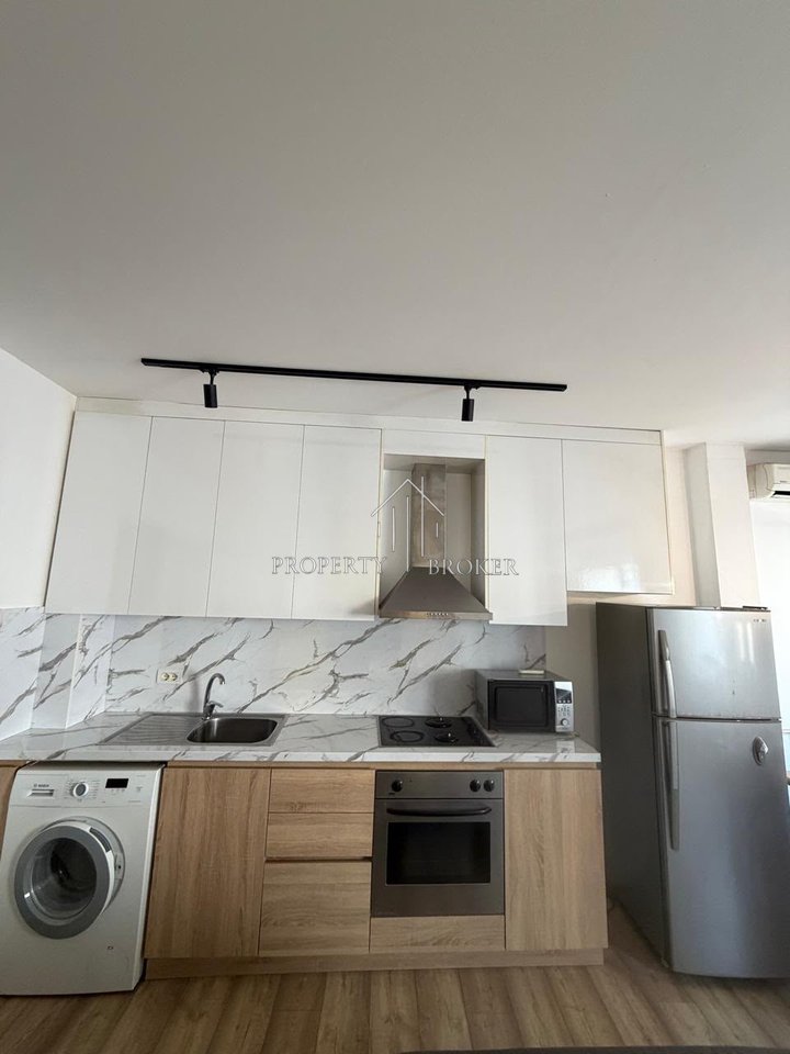 Jepet me qera apartament 1+1 tek Rruga Barrikadave!