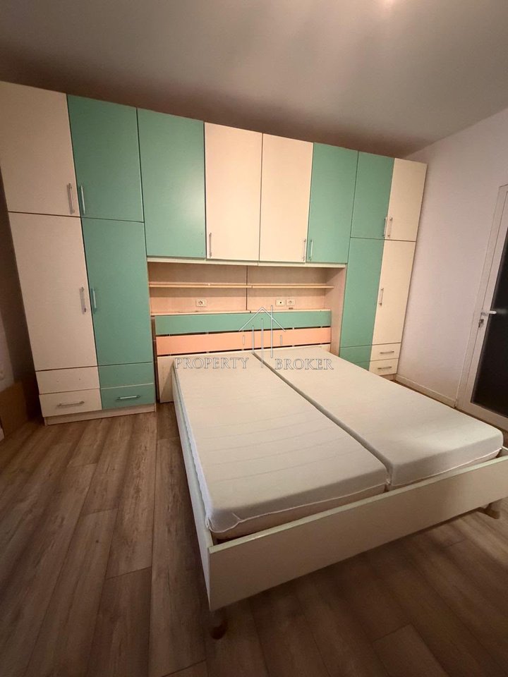 Jepet me qera apartament 1+1 tek Rruga Barrikadave!