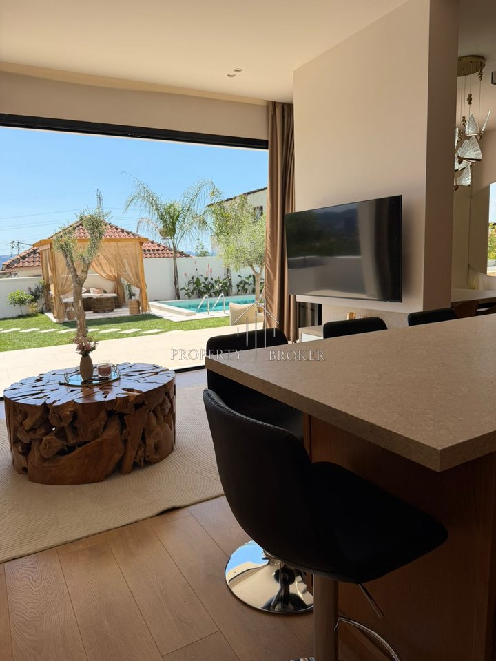 One-story villa with a pool for sale in Paskuqan!