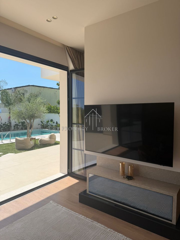 One-story villa with a pool for sale in Paskuqan!